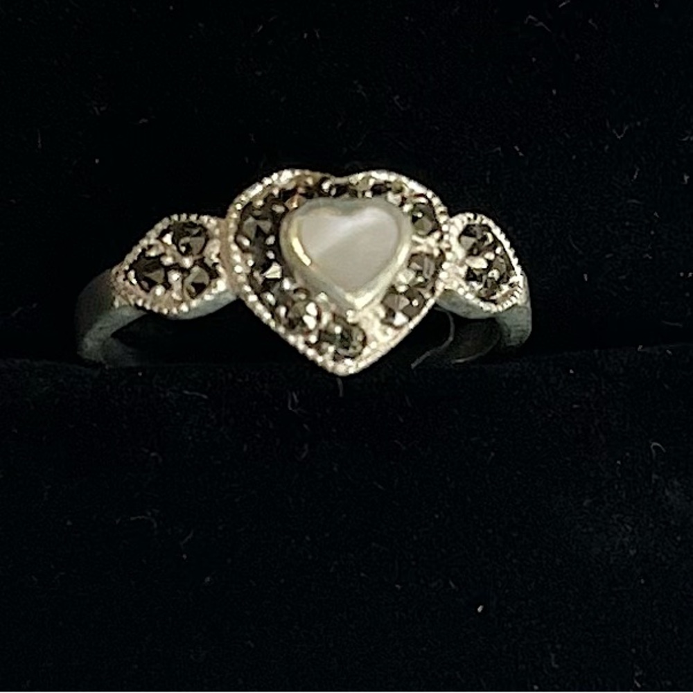Vintage Sterling Silver Mother of Pearl Marcasite Heart Ring size 6.75 - Picture 1 of 5